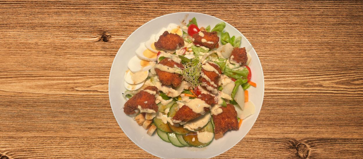 Salade à base de poulet pané maison.